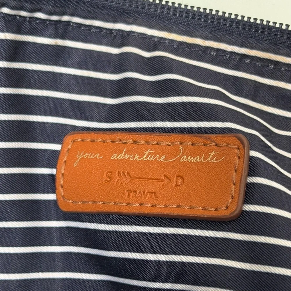 Stella & Dot Expandable Daytripper Bag, Navy with Red Arrows - Picture 5 of 7